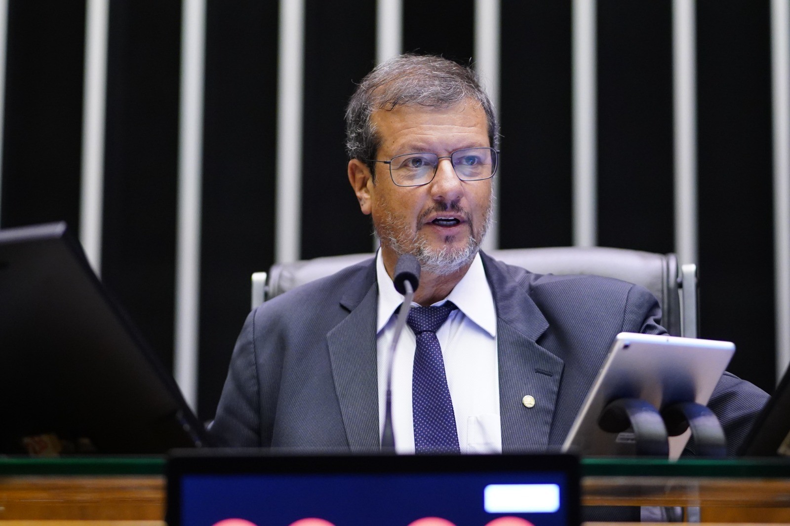 Alexandre Lindenmeyer (PT) preside os trabalhos no Plenário da Câmara dos Deputados nesta quinta-feira (2)