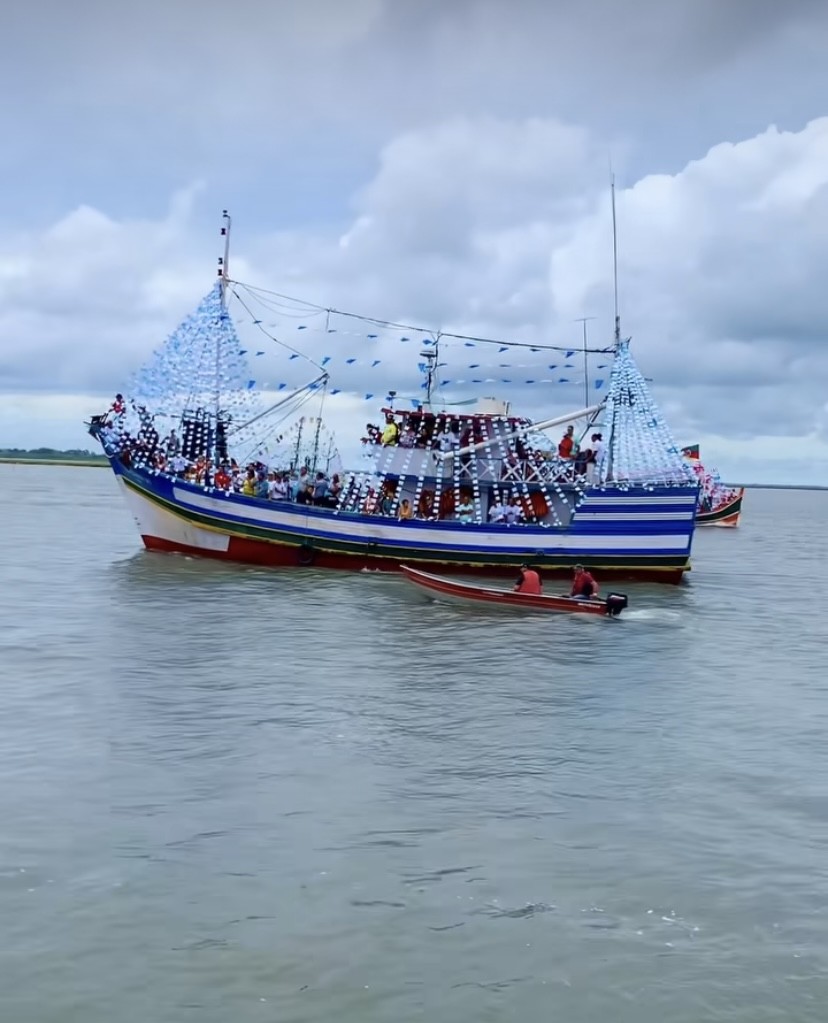 Após três anos, fiéis voltam a acompanhar a tradicional procissão marítima de Nossa Senhora dos Navegantes 
