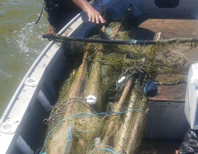Polícia Ambiental apreende redes utilizadas em pesca de arrasto na Lagoa dos Patos 