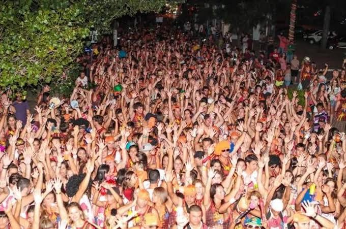 Confira os blocos que vão desfilar no pré-carnaval neste domingo (12)