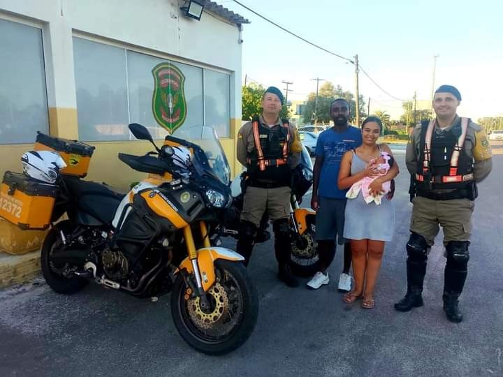 Família vai até a PRE para agradecer socorro à mulher em trabalho de parto