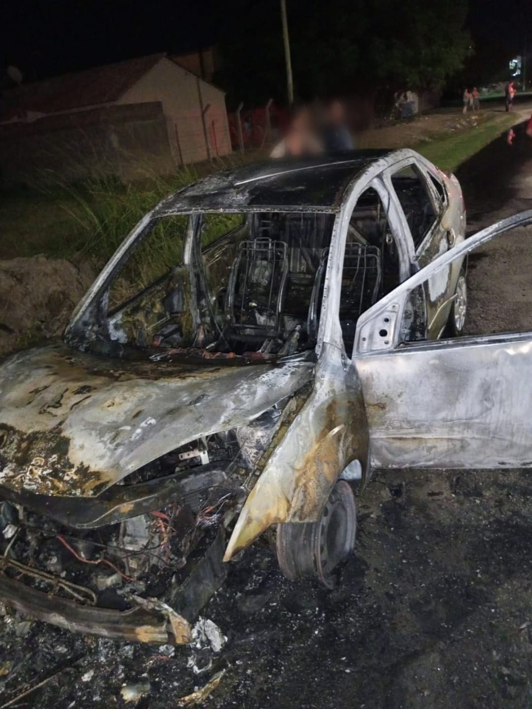Veículo pega fogo e trânsito fica congestionado na noite deste domingo (12) na ERS-734