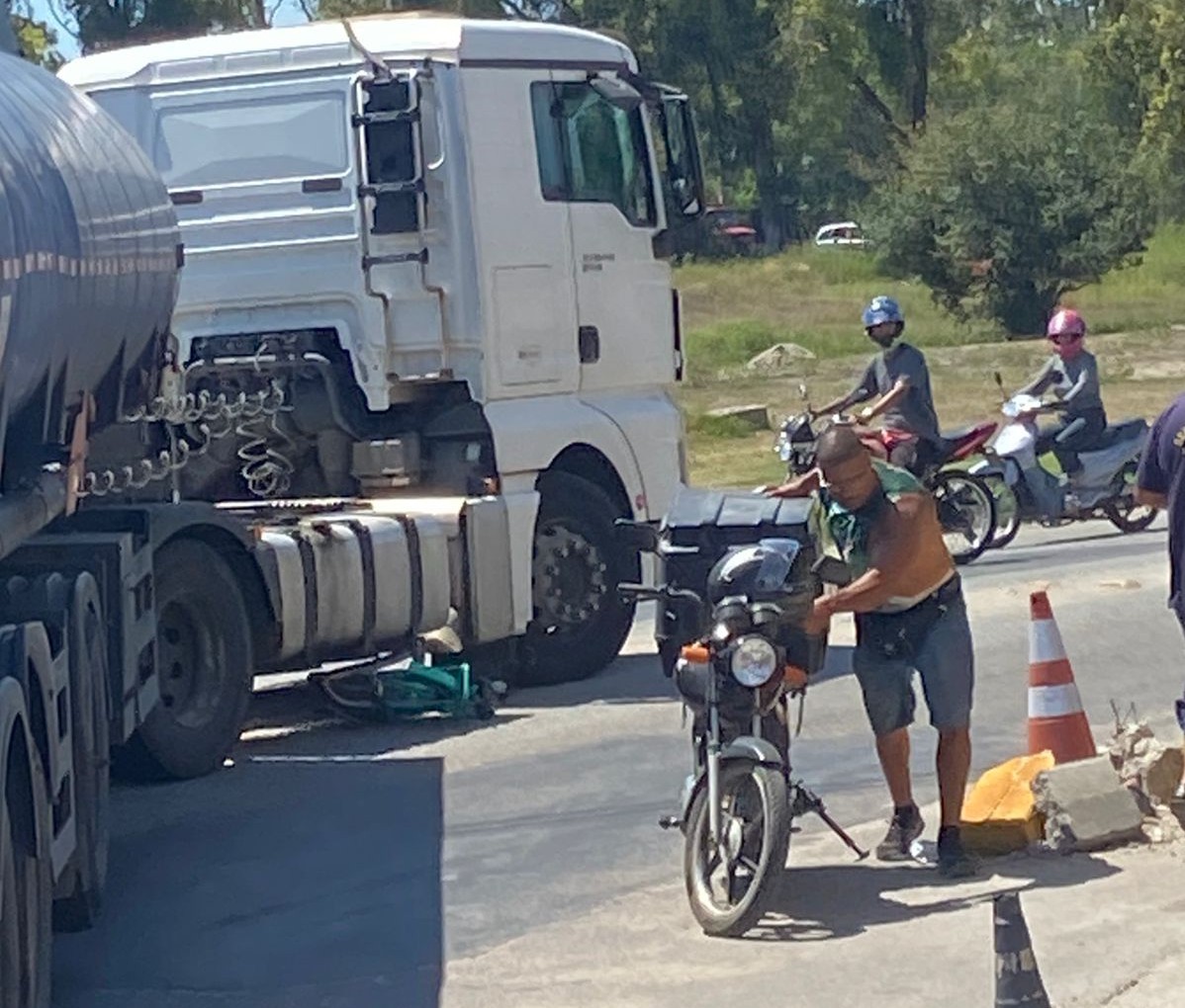 Mulher perde o dedo após ser atropelada por caminhão, em Rio Grande