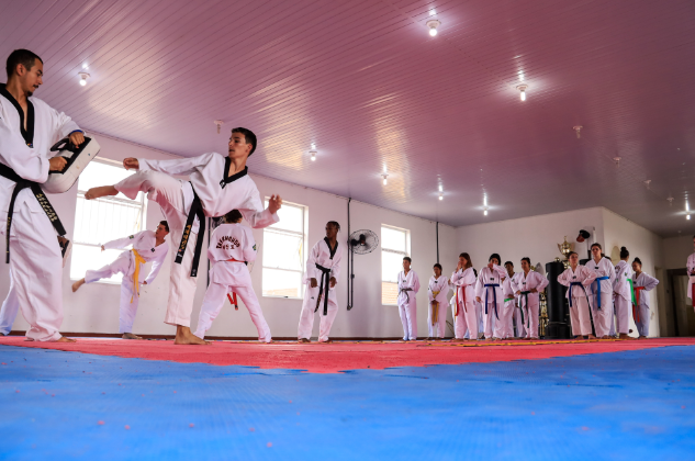 Atletas de Pelotas participam de seletiva estadual de Taekwondo