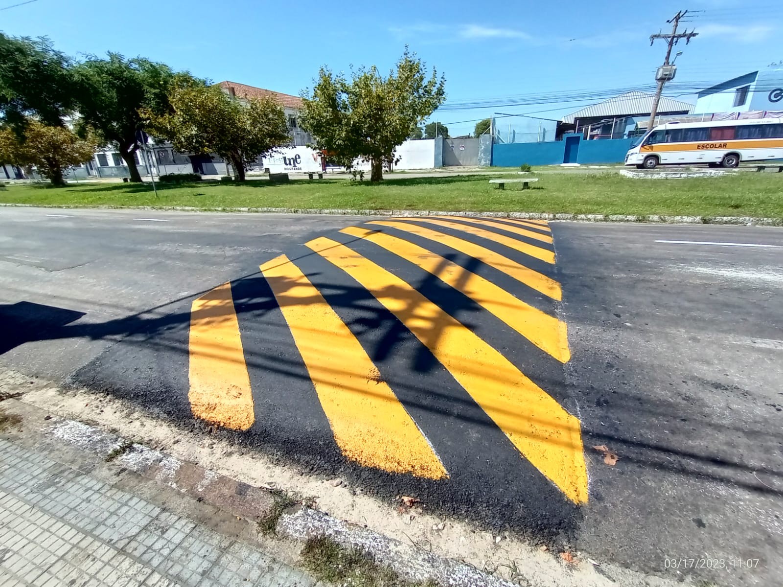 Núcleo de Sinalização instala nova lombada na avenida Buarque de Macedo