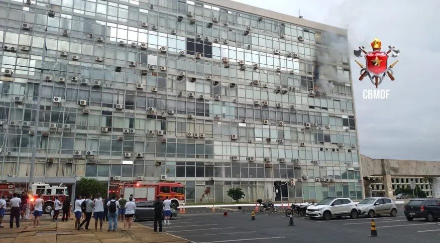 Incêndio atinge o prédio sede do Ministério da Defesa em Brasília