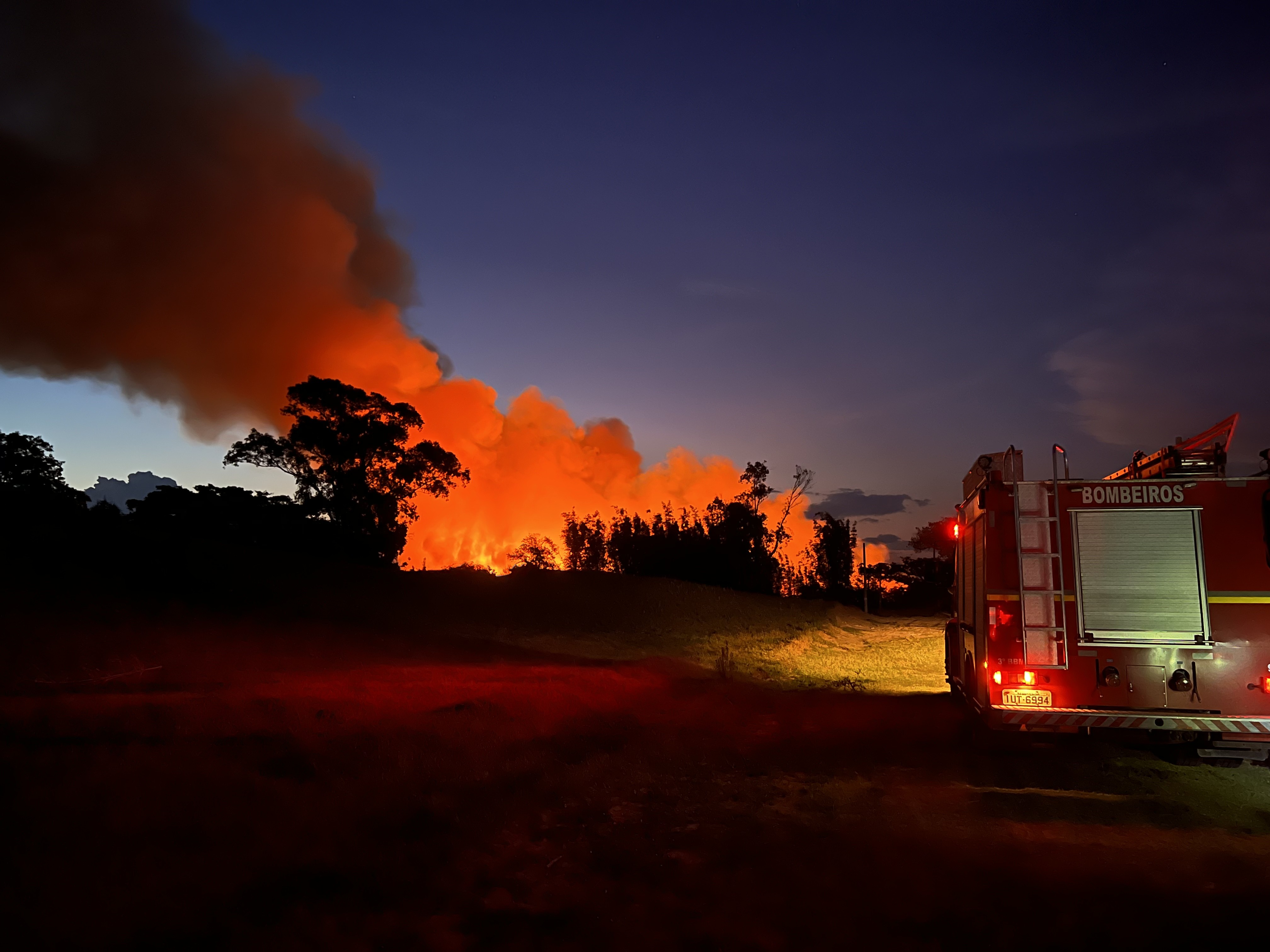 URGENTE: Incêndio de grandes proporções atinge banhado no Bairro Nova Rio Grande