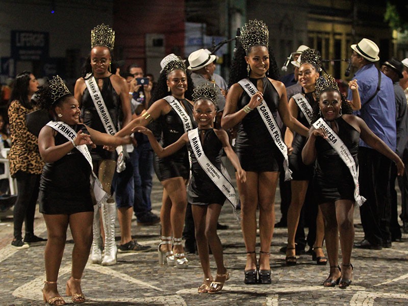 Desfiles na avenida Bento encerram o Carnaval 2023, em Pelotas