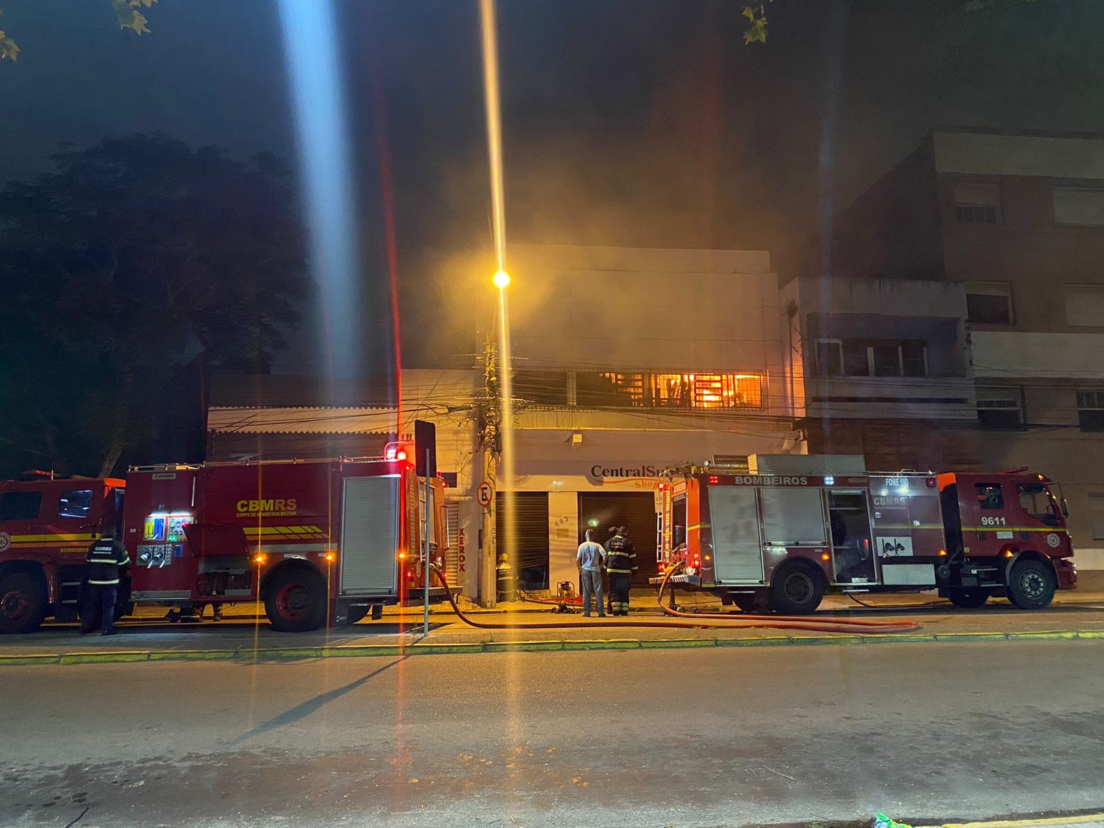 Estabelecimento comercial pega fogo no centro da cidade nesta segunda-feira (20)