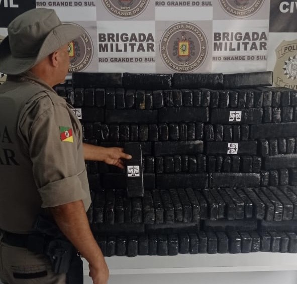 Mais de 200kg de maconha são apreendidos durante ação em área de preservação ambiental no Saco da Mangueira