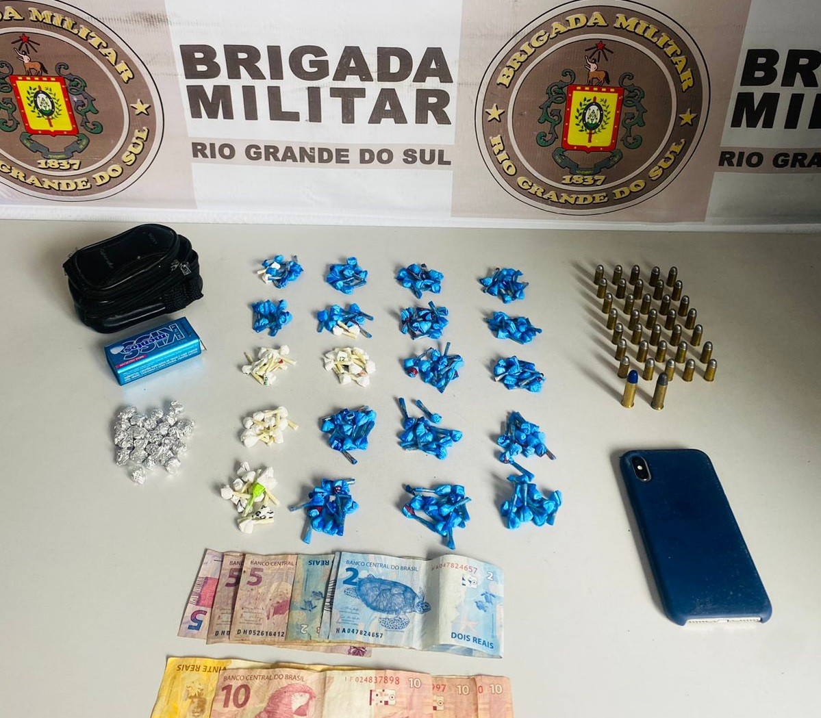 BM prende homem e apreende menor de idade com mais de 200 porções de cocaina no BGV