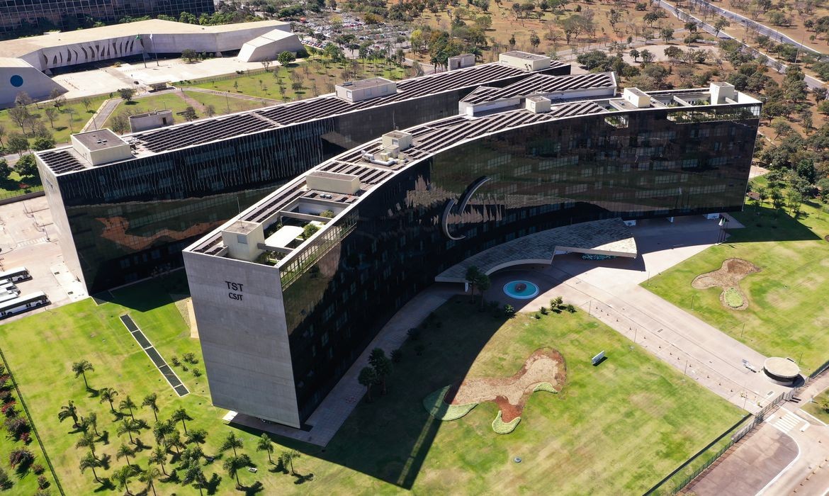 TST decide que horas extras devem entrar no cálculo de benefícios trabalhistas