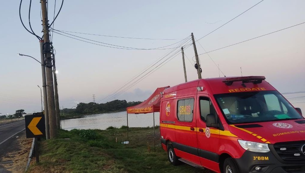 Corpo de Bombeiros busca responsáveis por embarcação abandonada na Lagoa dos Patos 
