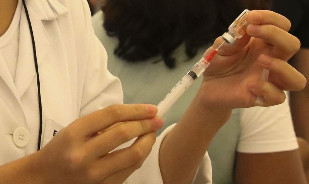 Profissionais da saúde recebem a vacinação bivalente da Pfizer a partir desta quarta-feira (29)