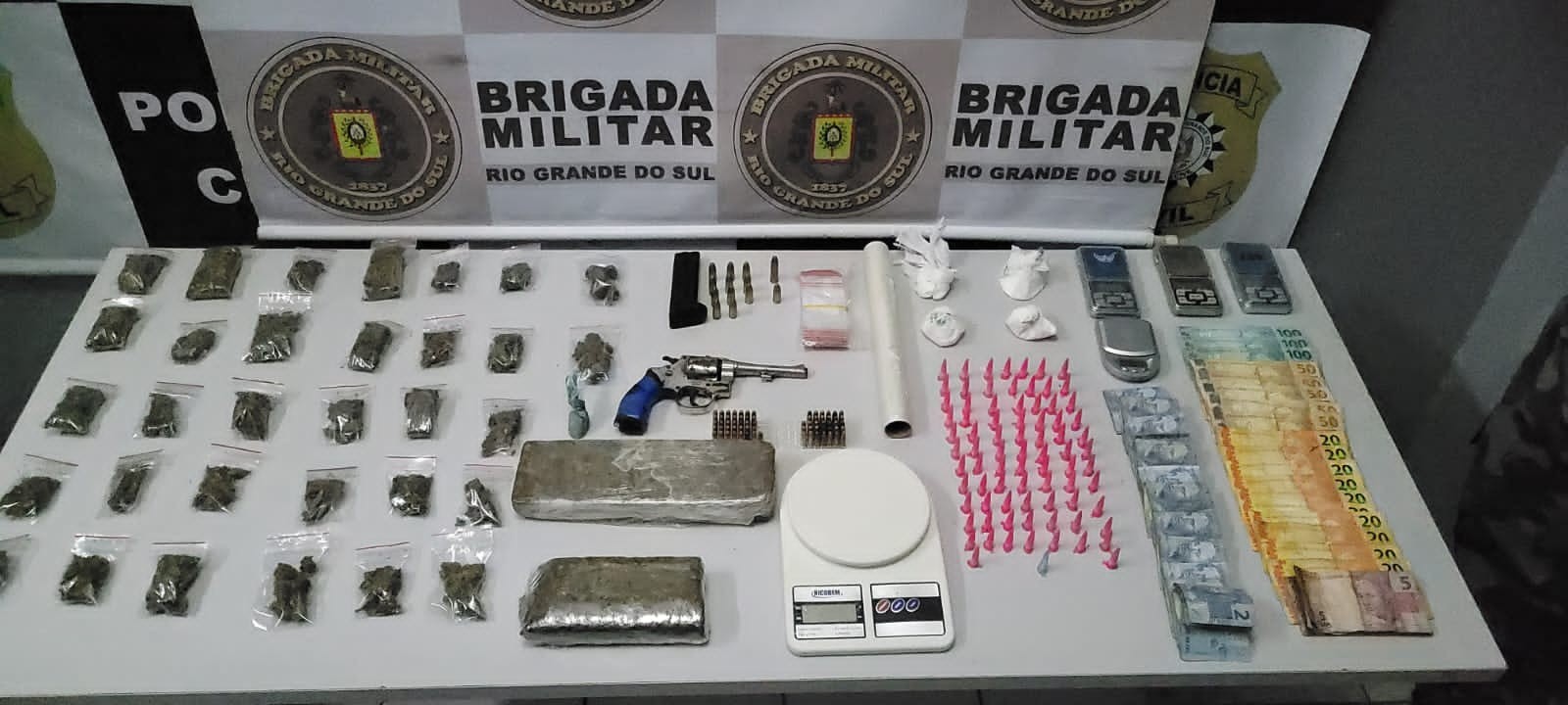 BM prende homem e apreende crack, cocaína, maconha e arma em Rio Grande