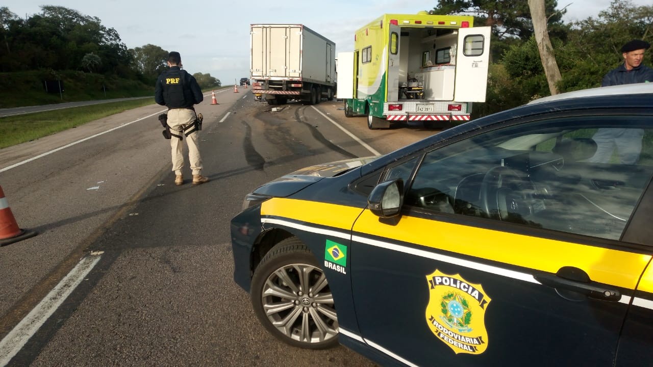 Caminhoneiro morre em acidente na BR-116, em Pelotas