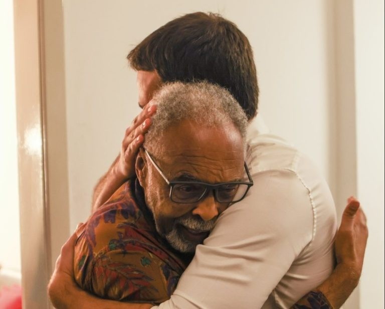 Eduardo Leite encontra Gilberto Gil e pede desculpa após ofensa de vereador contra baianos