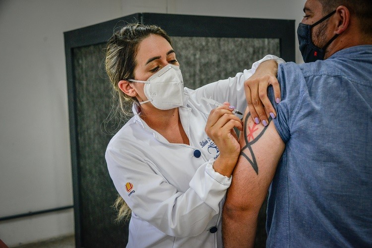 Vacinação bivalente da Pfizer para público com 70 anos ou mais acontece nesta quarta-feira (8) no Partage Shopping