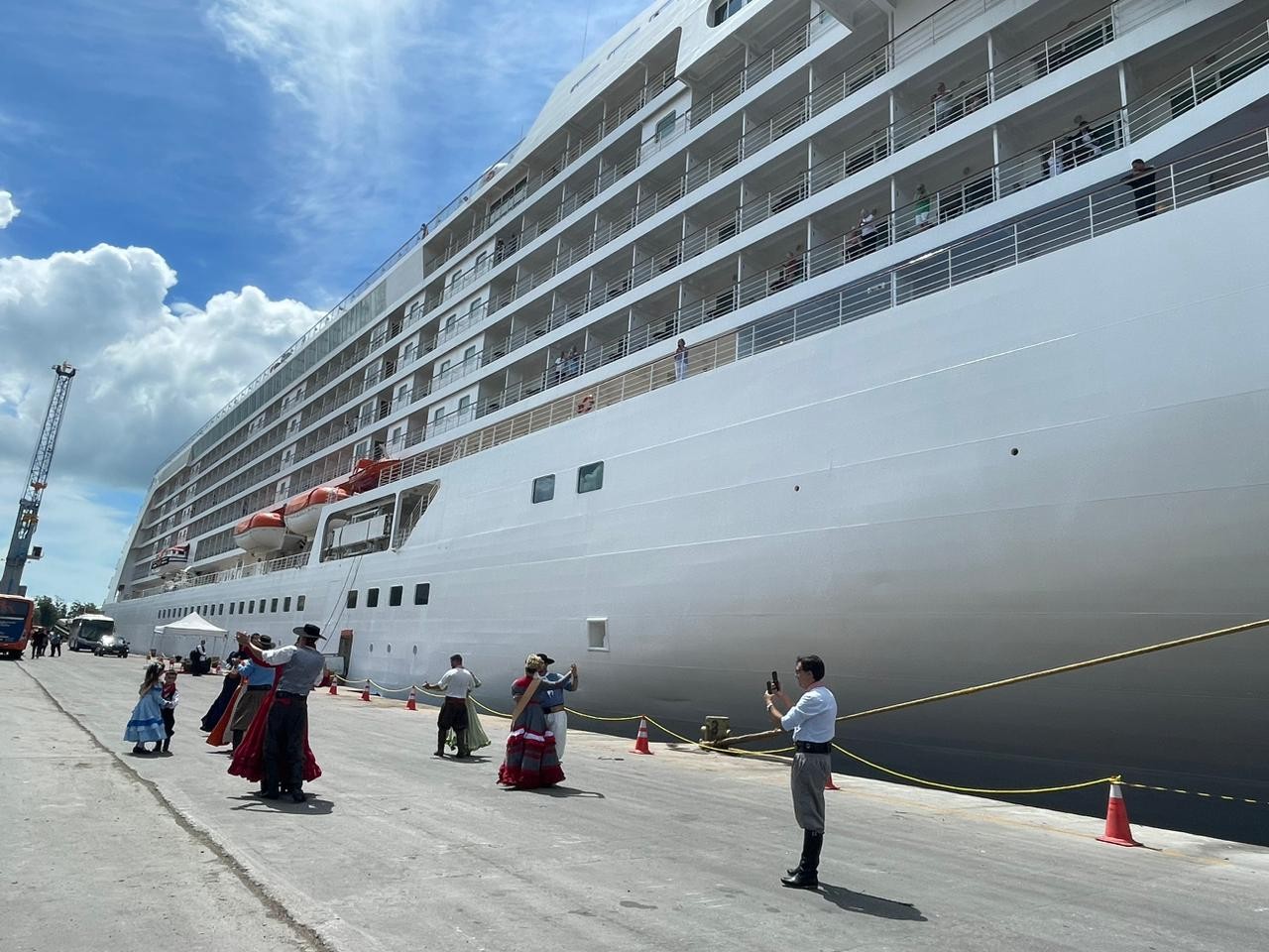 FOTOS: turistas desembarcam de cruzeiro em Rio Grande e aproveitam a tarde no centro da cidade