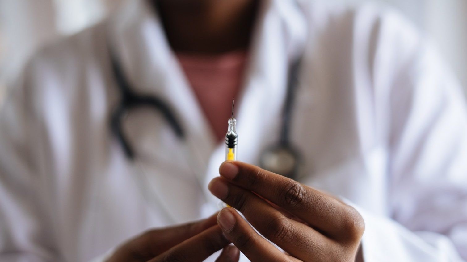 Vacinação contra mpox começa em março, no Brasil