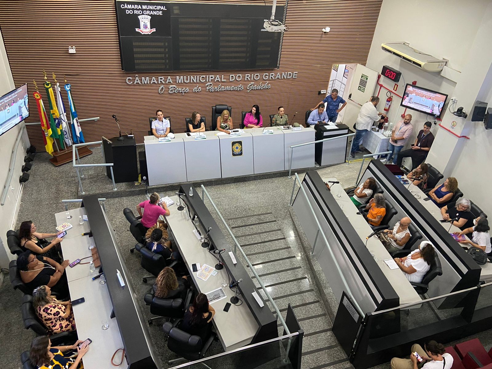 Câmara Municipal recebe mulheres em sessão especial alusiva ao Dia Internacional da Mulher 