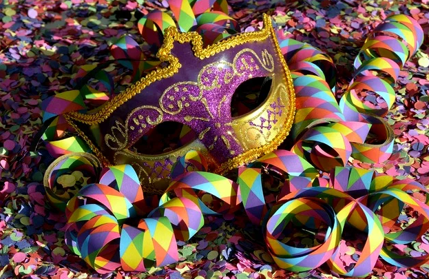 Prefeitura divulga chamada pública para escolas de samba interessadas em desfilar no Carnaval 2024 no Centro de Eventos