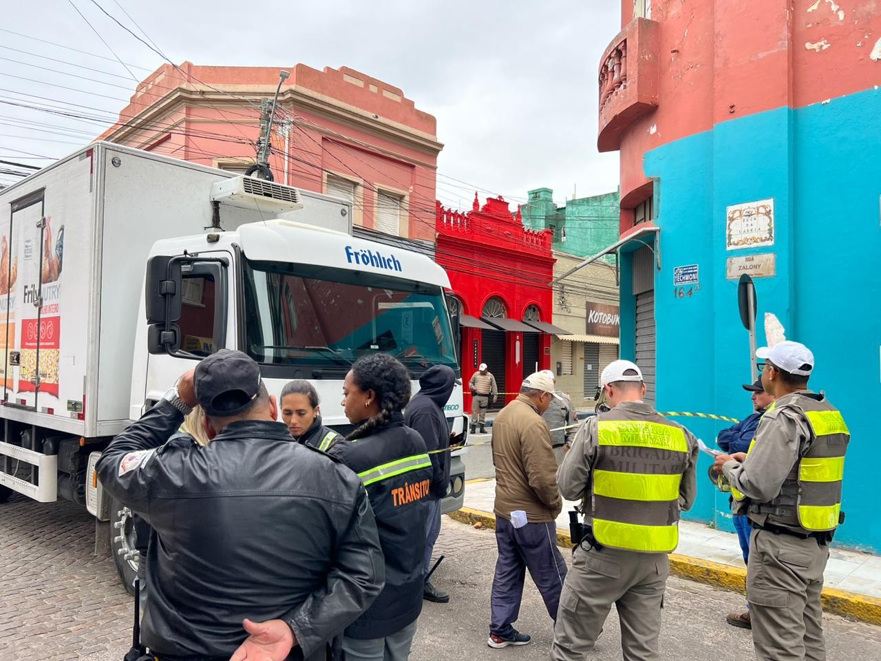 VÍDEO: motociclista de 53 anos morre atropelado por caminhão no Centro de Rio Grande