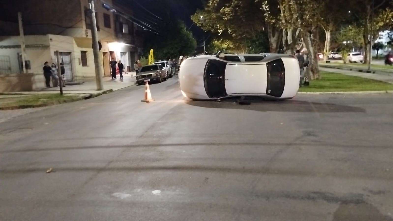 Motorista fica ferido após capotamento na Avenida Portugal