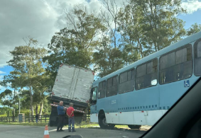 Acidente entre caminhão e ônibus deixa passageira ferida na ERS-734, em Rio Grande