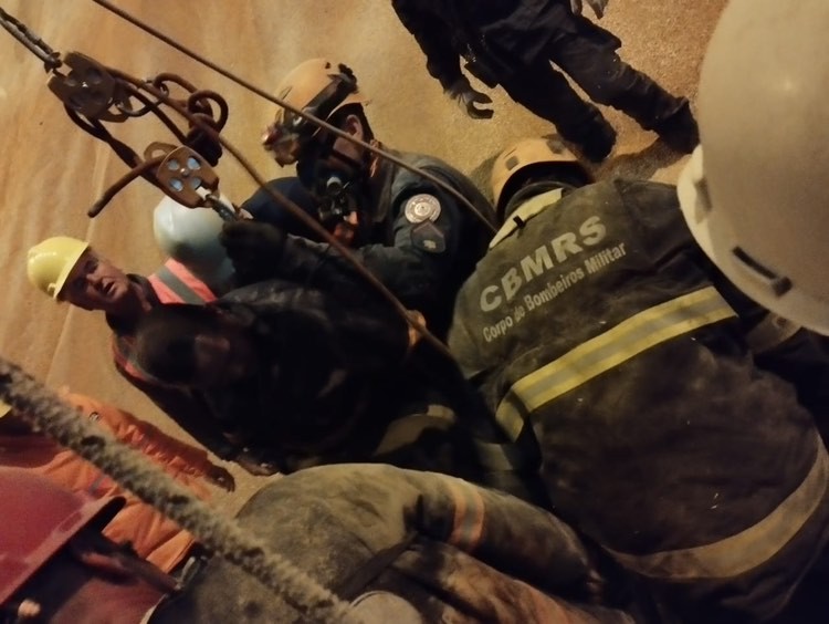 Corpo de Bombeiros resgata homem soterrado até os ombros em armazém de grãos da Termasa Rio Grande