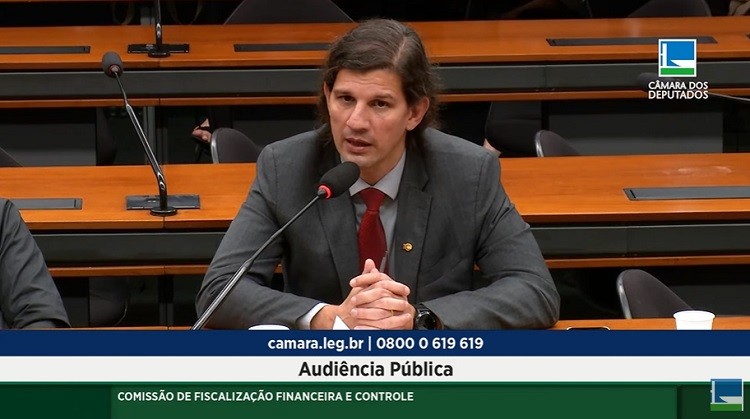 Reitor da Furg participa de audiência pública em Brasília sobre retomada da indústrial naval