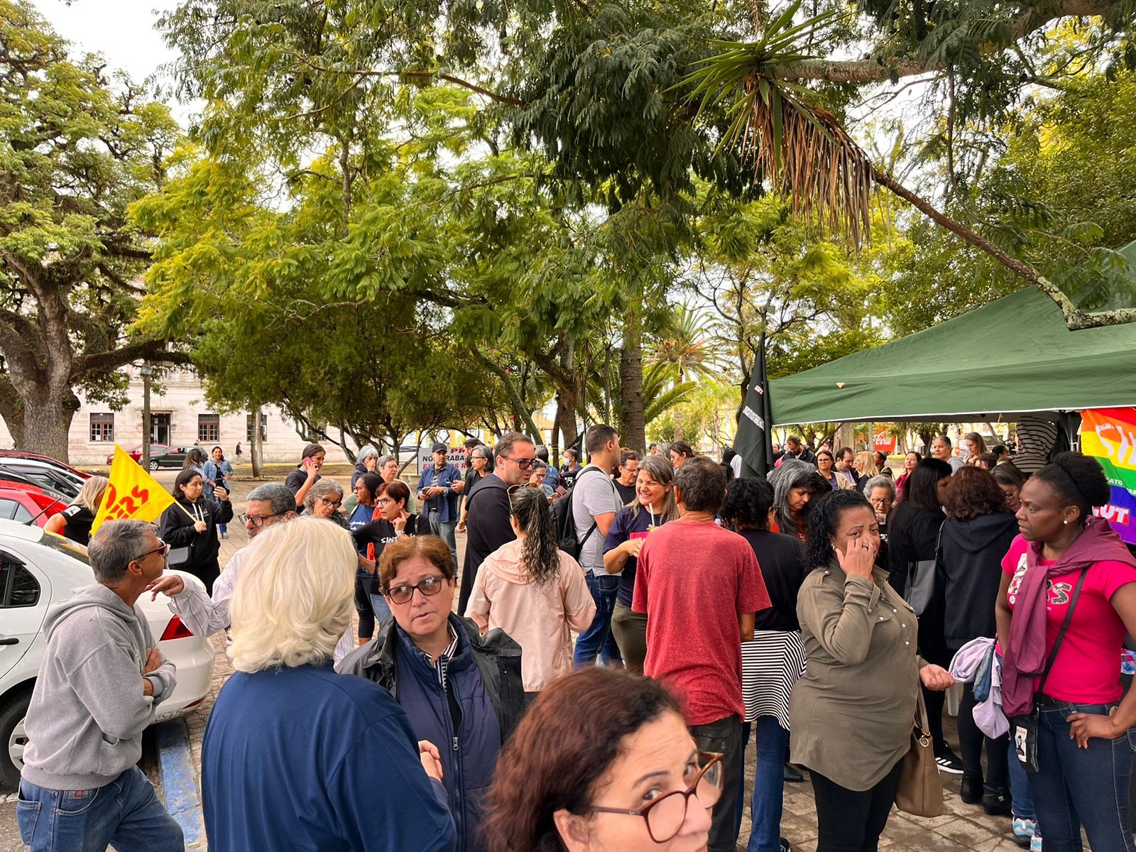 Mais de 100 professores protestam em frente a Prefeitura do Rio Grande