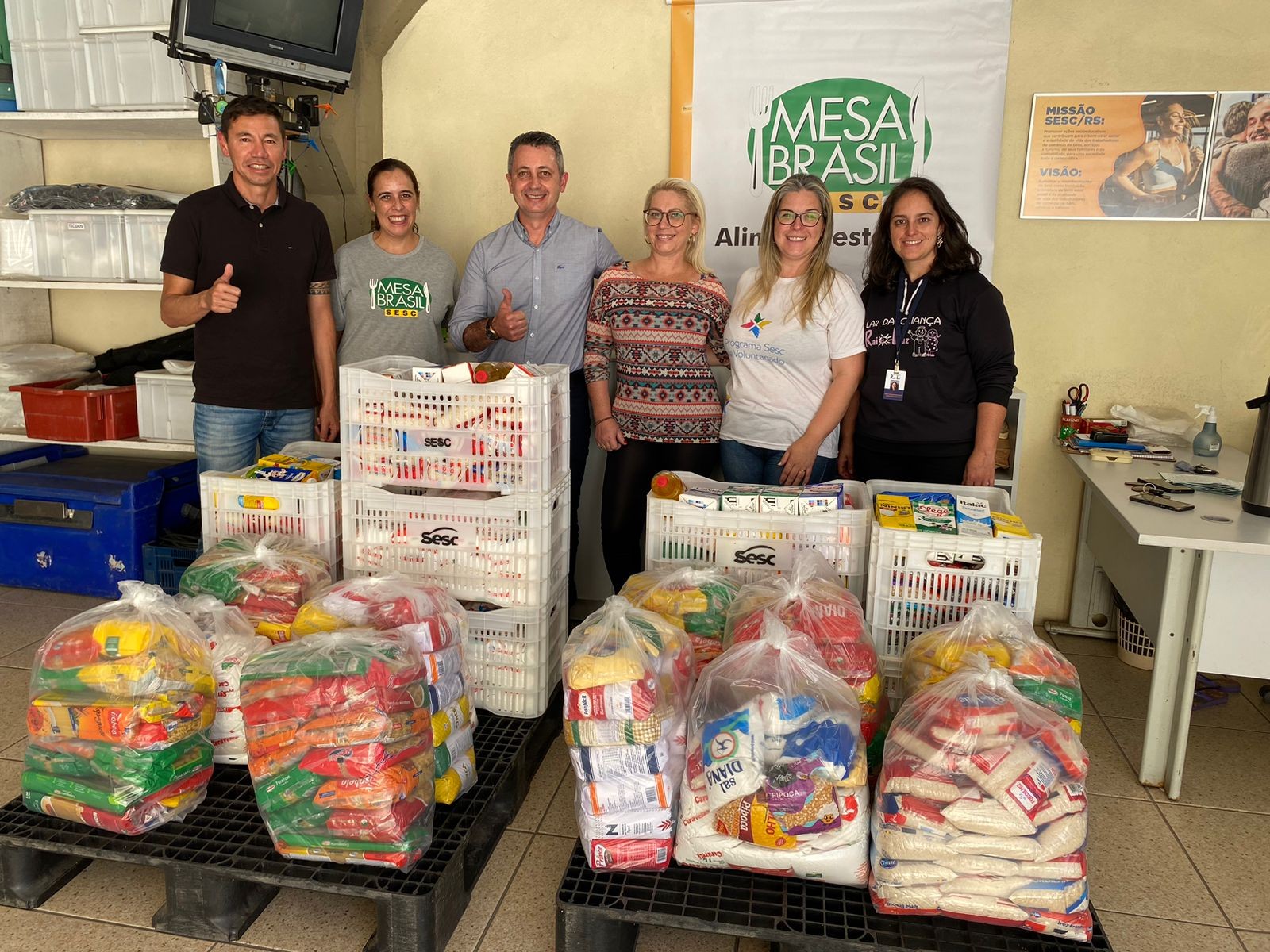Festimar e Mesa Brasil Sesc realizam a entrega de mais de 600 quilos de alimentos