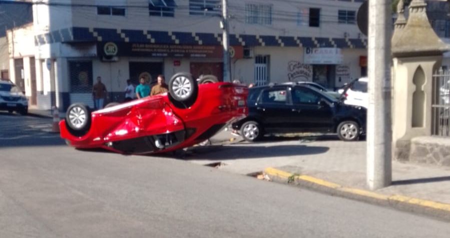 Carro capota e mulher fica levemente ferida em acidente no centro de Rio Grande
