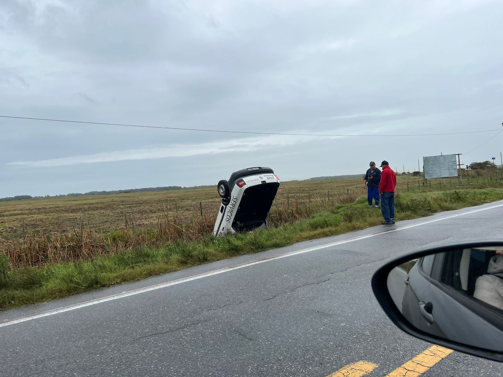 Condutor perde o controle e carro cai em valeta na Via-9