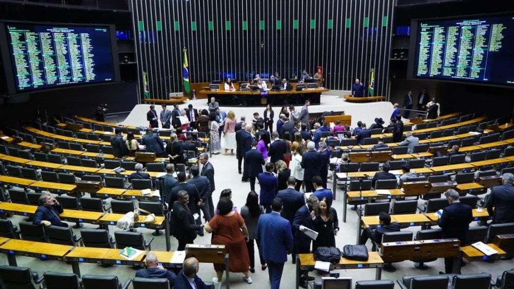 Câmara dos Deputados aprova projeto de lei que equipara salário de homens e mulheres