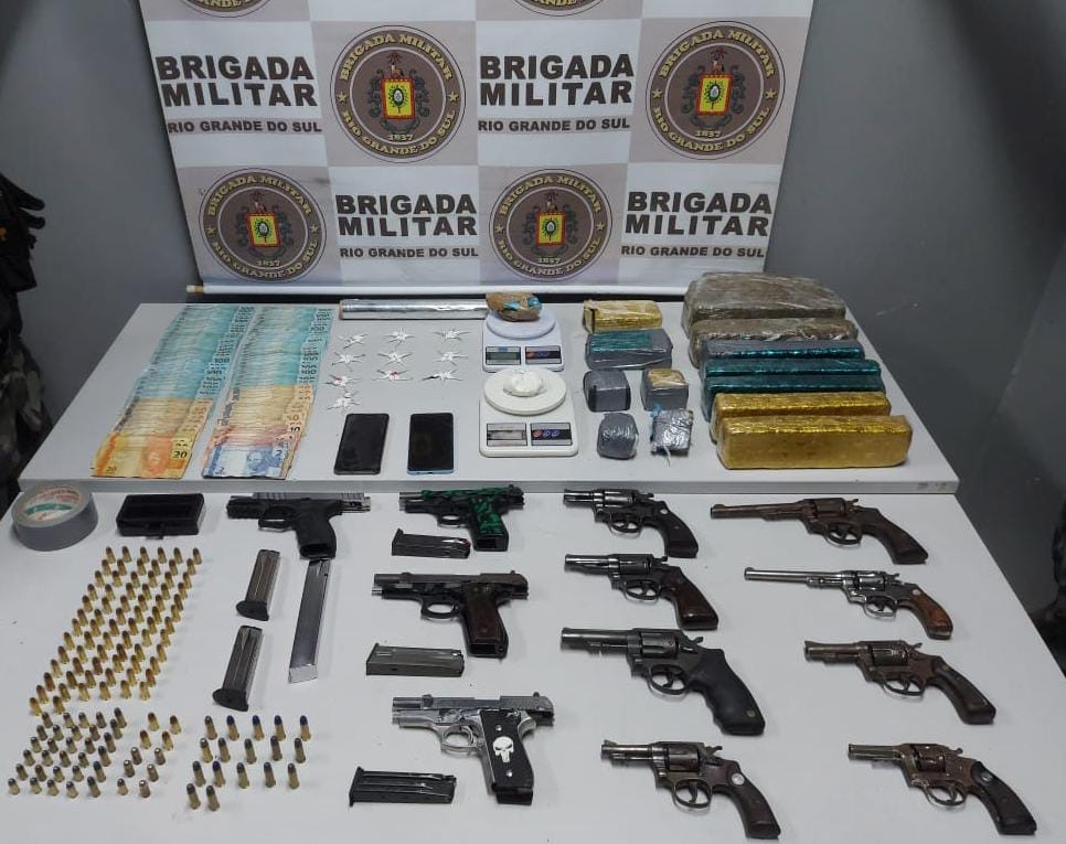 5º BPChq apreende 12 armas e mais de R$ 9 mil no bairro Getúlio Vargas, em Rio Grande