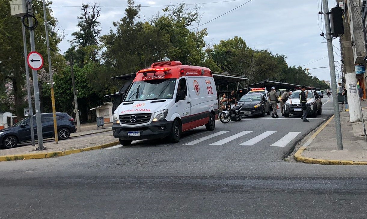 Acidente entre moto e carro é registrado no Centro de Rio Grande