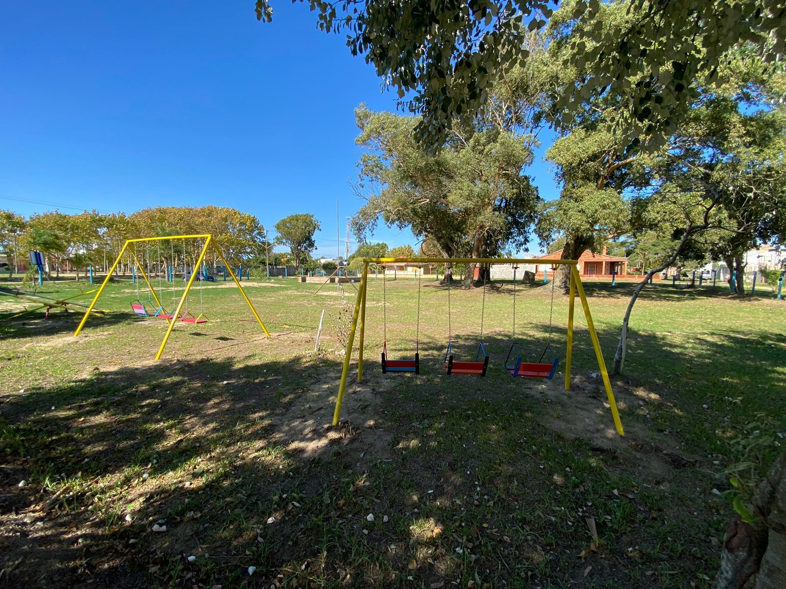 Brinquedos são instalados na Praça Azul no Balneário Cassino 