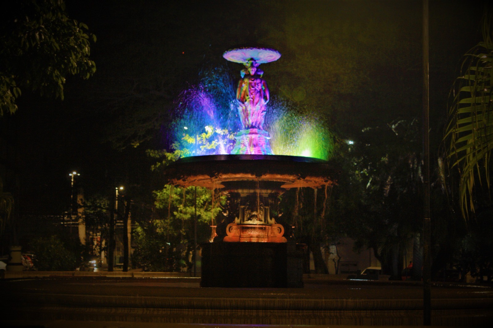 FOTOS: chafariz da Praça Xavier Ferreira é revitalizado 
