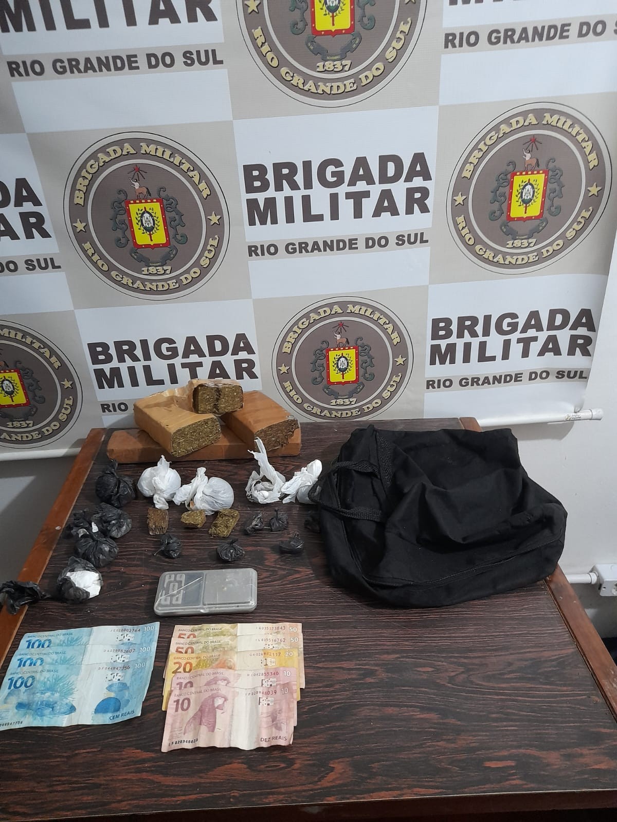 Brigada Militar prende quatro homens por tráfico de drogas e porte ilegal de arma de fogo