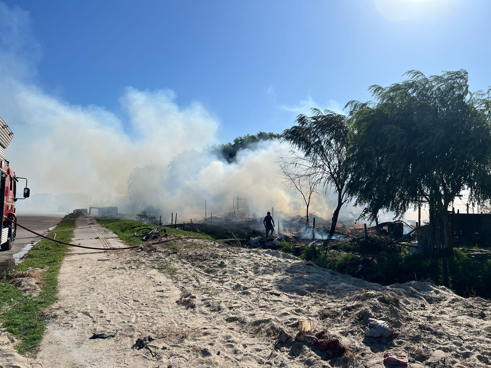 URGENTE: Incêndio de grandes proporções atinge residências em frente à UPA da Junção, em Rio Grande