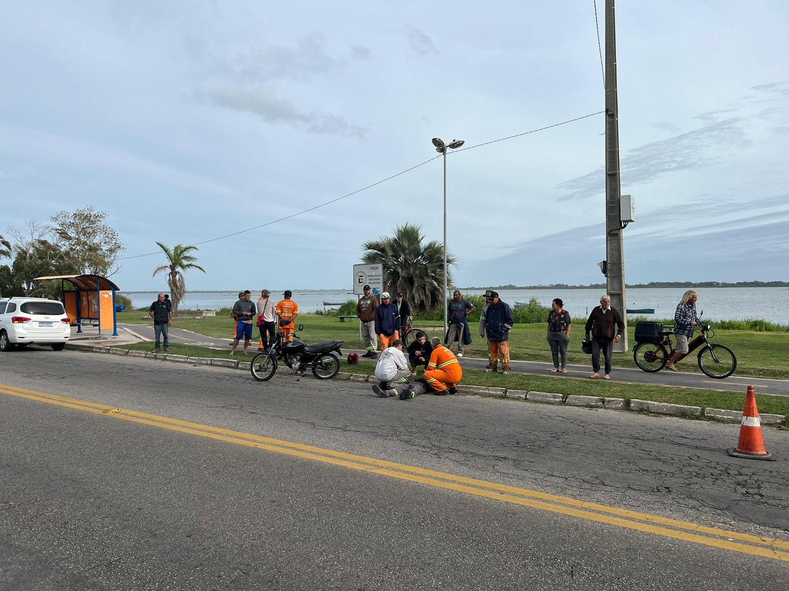 Homem é atropelado por motociclista sem habilitação na Rua Henrique Pancada, em Rio Grande