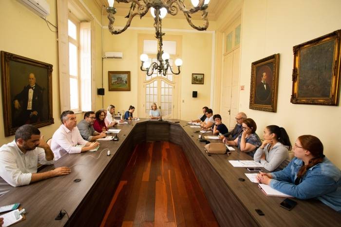 Prefeita de Pelotas se reúne com representantes do Simp para debater melhorias à Educação	