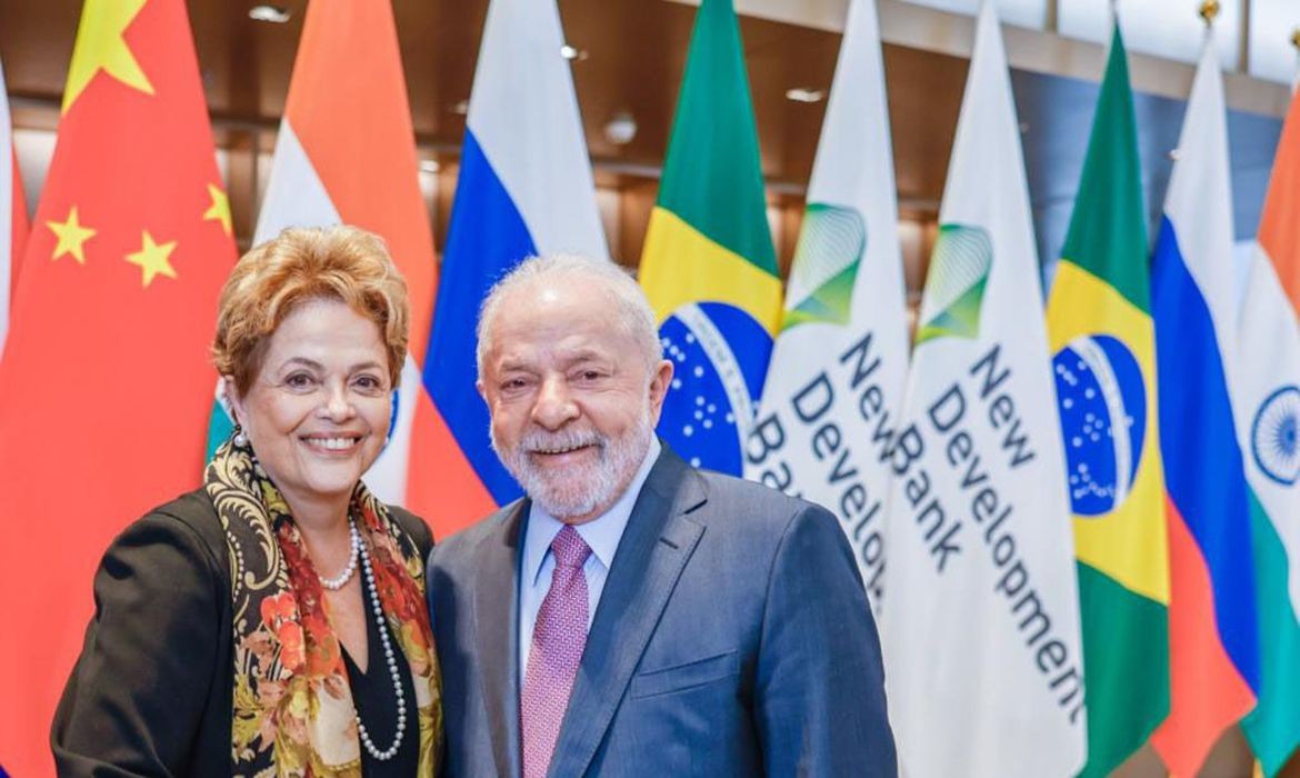 Com a presença de Lula, Dilma toma posse como presidente do Banco do Brics na China