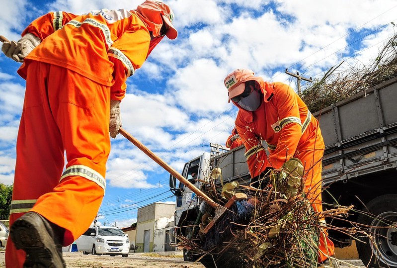 Lei Municipal busca conscientizar sobre o descarte responsável do lixo doméstico para proteger trabalhadores