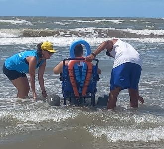 Rede Praia Acessível: projeto de banho de mar assistido no Cassino é reconhecido como um dos melhores do estado