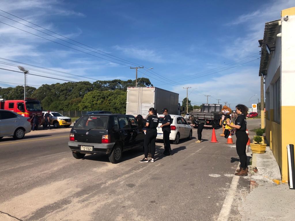 Blitz de conscientização no trânsito e contra o abuso e exploração sexual infantil é realizada na ERS-734, em Rio Grande