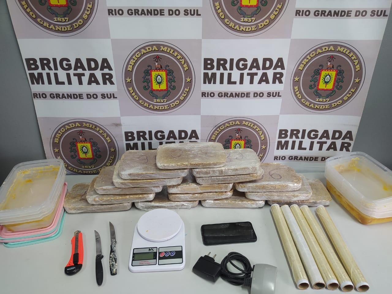 Mulher é presa por tráfico na frente dos filhos menores de idade no bairro Bernardeth