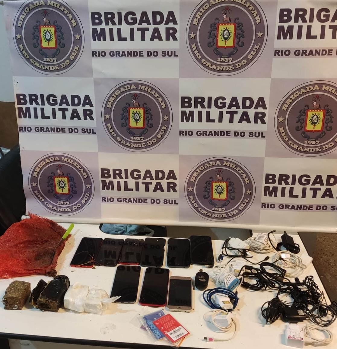 Celulares e drogas são apreendidos dentro da Perg pela Brigada Militar